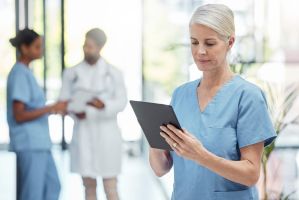 Eine Pflegerin arbeitet mit einem Tablet