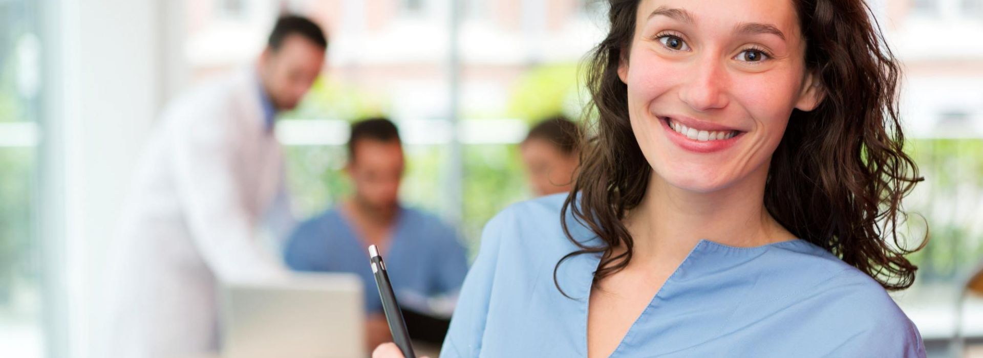 Eine Pflegerin bei der Dokumentation.