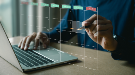 Arbeiten am Notebook mit einem virtuell dargestellten Kalender
