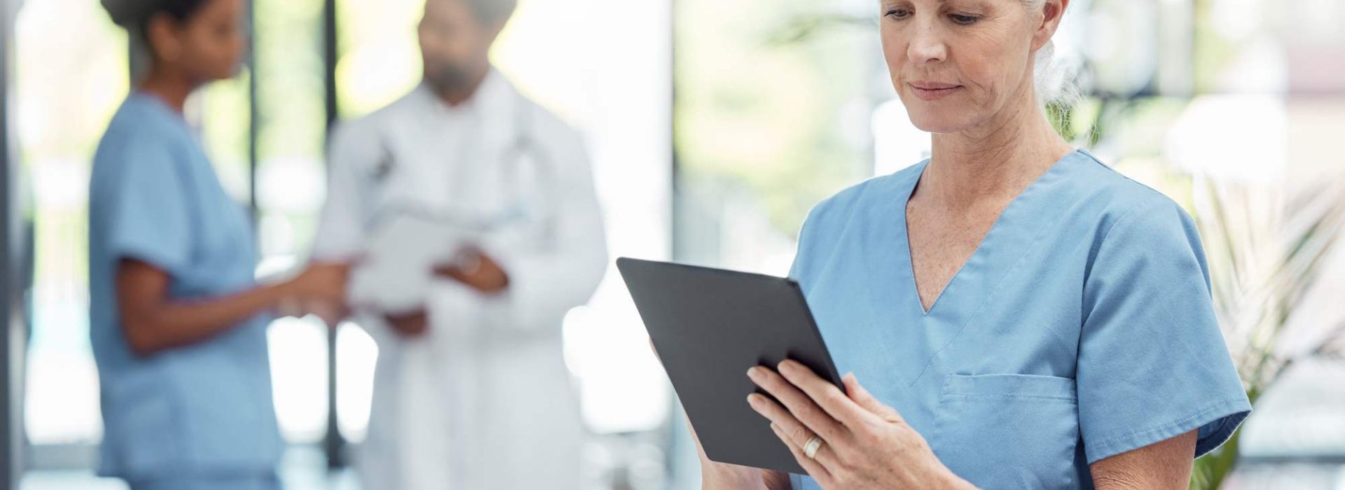 Eine Pflegerin arbeitet mit einem Tablet