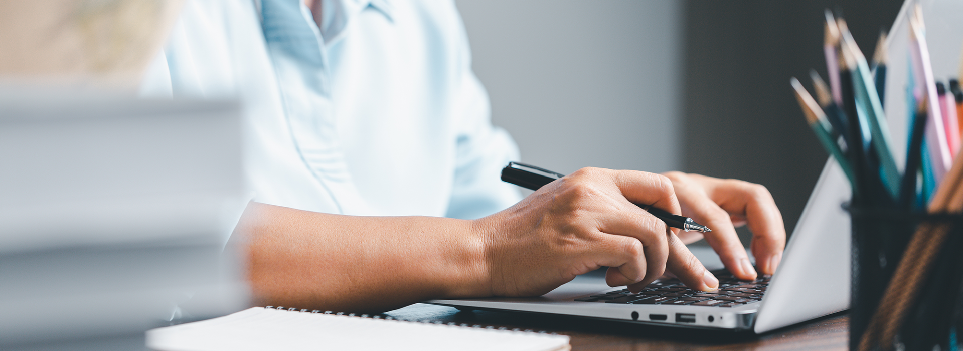 Mitarbeiter tippt am Notebook