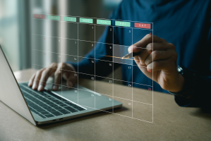 Arbeiten am Notebook mit einem virtuell dargestellten Kalender