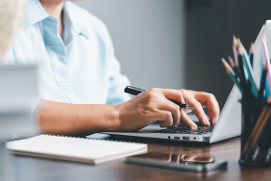 Mitarbeiter tippt am Notebook
