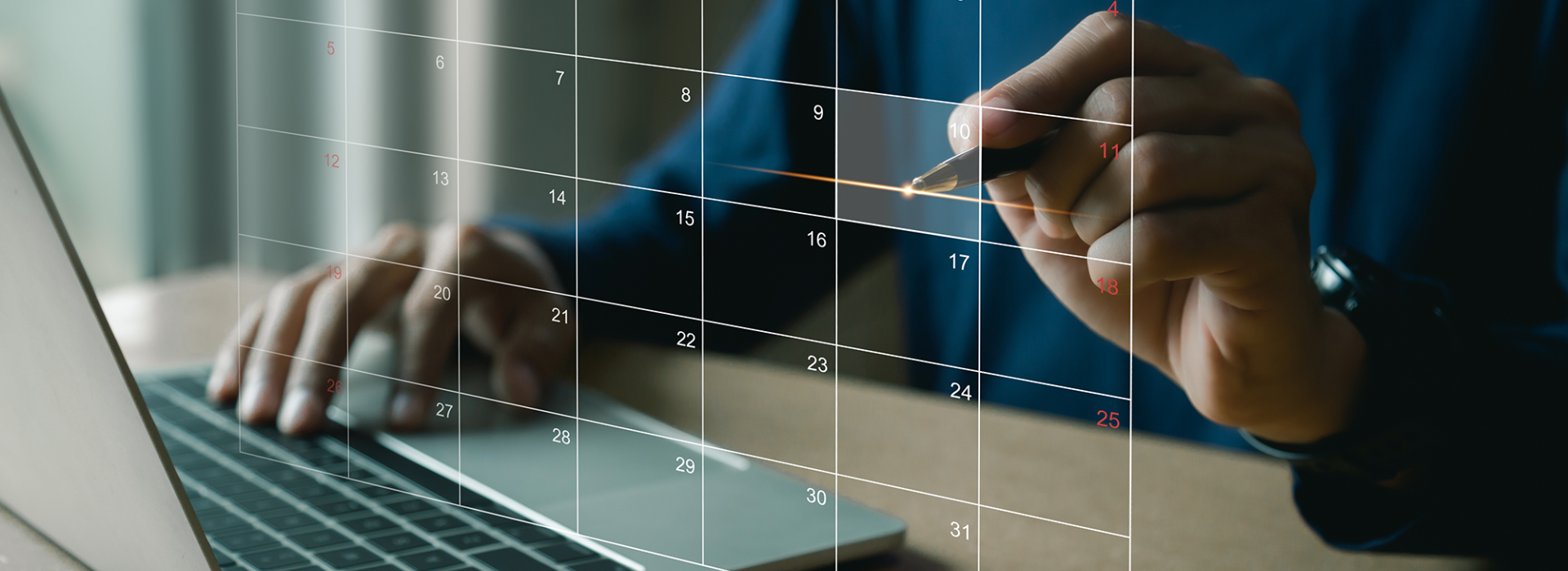 Arbeiten am Notebook mit einem virtuell dargestellten Kalender