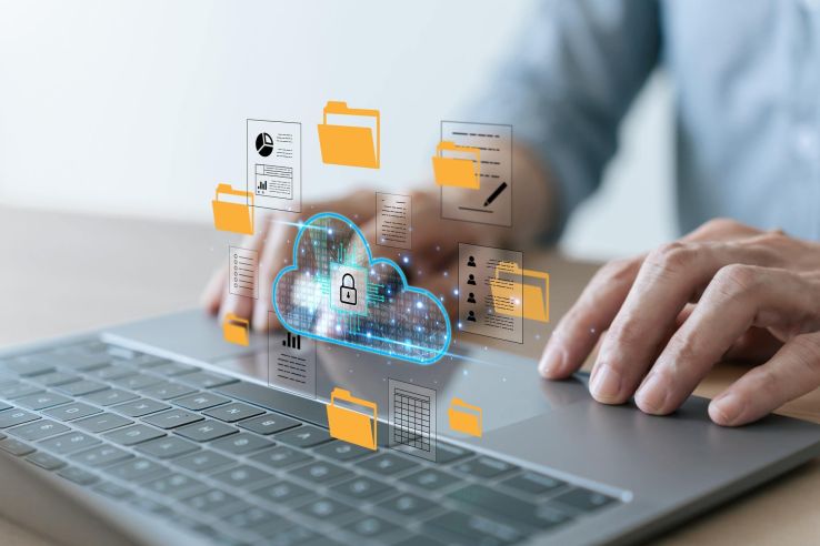 Arbeiten am Notebook mit virtuell dargestellte Cloud-architektur